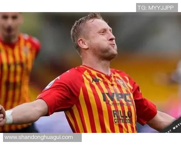 萨索洛与贝内文托队徽对比分析及其历史背景探讨 萨索洛与贝内文托队徽对比分析及其历史背景探讨